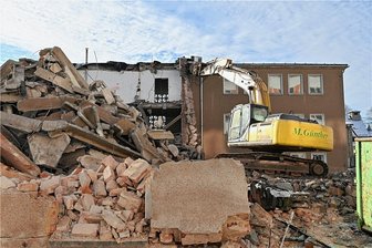 Stern Radio in Rochlitz: Früheres Kulturhaus ein Haufen Schutt - Das ehemalige Kulturhaus von Stern Radio an der Schützenstraße in Rochlitz wird abgerissen.