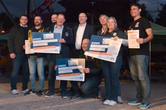 Sterne des Sports 2025: Basketball Club nimmt die Gewaltproblematik in Plauen ernst und wird belohnt - Sterne des Sports 2025 in Bronze: Landrat Thomas Hennig (links) und Oberbürgermeister Steffen Zenner (Fünfter von links) freuen sich hier mit den Gewinnern aus Plauen.
