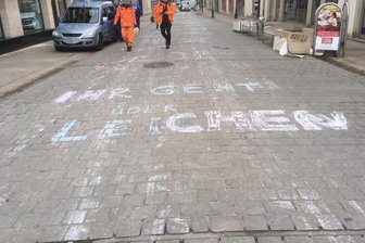 Sternendekorateure machen in Zwickau auf Lage der Flüchtlinge aufmerksam - Mit einer Malaktion hat die Gruppe Sternendekorateure in der Nacht zum Freitag in der Zwickauer Innenstadt auf die Situation der Flüchtlinge an der EU-Außengrenze aufmerksam gemacht.