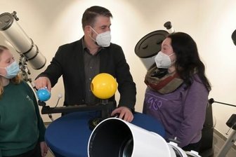 Sternenfreunde dürfen durch Teleskope gucken - Dorit Keller (r.) und ihre Tochter Smilla interessieren sich für Astronomie. Hier im Gespräch mit Mike Behnke vom Team der Sternwarte.
