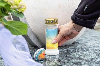 Sternenkinderanlage in Ehrenfriedersdorf: Ein Platz für Kinder, die nie das Licht der Welt erblickt haben - Unmittelbar nach der feierlichen Einweihung der neu gestalteten Anlage am Samstag wurden die ersten Kerzen für die Sternenkinder entzündet.