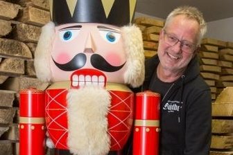 Sternenmarkt mit besonderem Gast - Tino Günther mit dem neuen Wächter des Seiffener Sternenmarktes. 