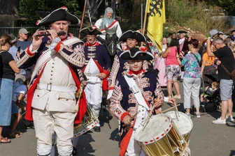Sternennacht in Glauchau: Was Besucher zur Einkaufsaktion in der Innenstadt wissen müssen - Die Schlosscompagnie begleitet den Lampionumzug durch die Innenstadt.