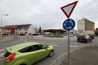 Sternennacht, Sachsenpokal-Knaller und Ü30-Party: Wo zwei der drei gestohlenen Werbebanner in Glauchau wieder aufgetaucht sind - Blick zum Kreisverkehr an Auestraße und Meeraner Straße. Hier wurden die Werbebanner gestohlen.