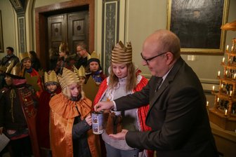 Sternensinger besuchen Chemnitzer Rathaus - Bürgermeister Sven Schulze überreicht den Sternsingern eine Spende.