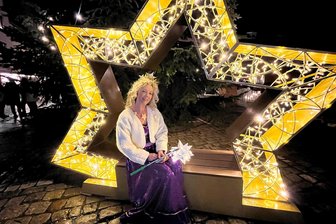 Sternenweihnacht bezaubert rund um den Reichenbacher Postplatz - Sterntaler alias Claudia Schlenther am Sternen-Fotopunkt am Postplatz-Weihnachtsbaum.