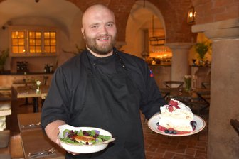 Sternerestaurants in Polen: Traditionelle Gerichte auf Michelin-Niveau - Koch Mateusz Skibinski interpretiert traditionelle schlesische Küche im Hotelrestaurant des Schlosses Kamieniec modern.