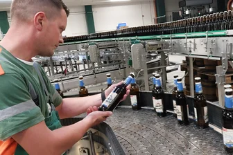 Sternquell-Brauerei im Vogtland mit Neuheit: Erstmals alkoholfreies Bier im Sortiment - Christian Ludwig, Leiter der Abfüllung, mit den ersten Flaschen des alkoholfreien Sternquell-Bieres.