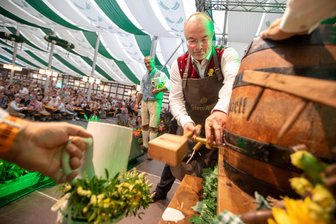 Sternquell Wiesn 2025 mit Fassanstich eröffnet: Zieht der zusätzliche Festtag die Plauener Firmen an? - Oberbürgermeister Zenner (CDU) beim Fassanstich der vierten Auflage der Sternquell Wiesn.