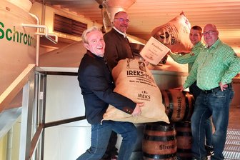 Sternquell-Wiesn: Das neue Plauener Volksfest wird um einen Tag verlängert - Sie haben den ersten Sud für die 4. Sternquell-Wiesn eingebraut: Sternquell-Geschäftsführer Jan Gerbeth, Oberbürgermeister Steffen Zenner sowie die Braumeister Sven Aurich und Kay-Uwe Jüttner (von links).