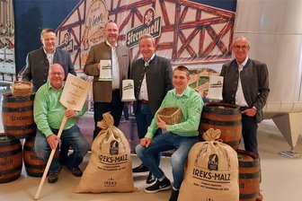 Sternquell-Wiesnbier: Erster Sud fürs zünftige Bierfest eingebraut - Der erste Sud für die 3. Sternquell-Wiesn ist eingebraut. Im Bild, stehend von links: Günther Spindler, Oberbürgermeister Steffen Zenner, Jan Gerbeth und Thomas Münzer sowie vorn sitzend Kay-Uwe Jüttner (links) und Sven Aurich (rechts).