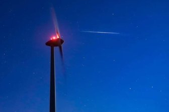 Sternschnuppe trifft Windrad: Die Nacht der Perseiden in Erlau - Eine Sternschnuppe war in der Nacht zum Mittwoch am Windrad in Erlau zu sehen.
