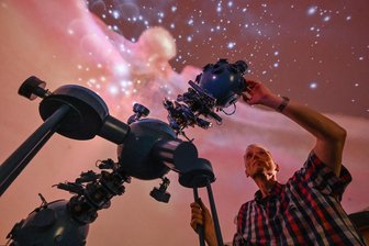 Sternschnuppen über Chemnitz: Wo und wann sich der Blick lohnt - Thomas Weisbach vom Schulplanetarium Chemnitz kennt sich mit Sternschnuppen aus.