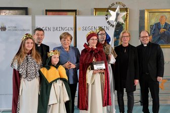 Sternsinger aus Mittelsachsen bringen Segen ins Kanzleramt zu Angela Merkel - Luise Meerheim aus Hartmannsdorf, Oliver Mory aus Burgstädt sowie Lena Müller aus Rochlitz und Elias Kalenborn aus Breitenborn (v.l.) brachten am Montag den Segen ins Kanzleramt
