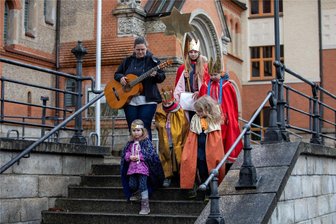 Sternsinger derzeit wieder im Vogtland unterwegs - Die Plauener Sternsinger machen sich an der Herz-Jesu-Kirche auf den Weg.