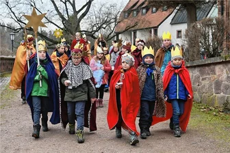 Sternsinger fahren in der Region Rochlitz Rekordergebnis ein - Nach einem gemeinsamen Gottesdienst zum Abschluss der diesjährigen Aktion in der Wechselburger Basilika Anfang Januar, zogen die Sternsinger zum Kloster, um dort gemeinsam den Segenswunsch anzubringen.