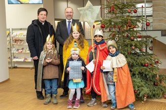 Sternsinger hinterlassen im Plauener Rathaus ihren Segen - Pfarrer Martin Kochalski (links) von der Katholischen Pfarrei Herz Jesu begleitete die Sternsinger bei ihrem Besuch im Rathaus bei Oberbürgermeister Steffen Zenner.