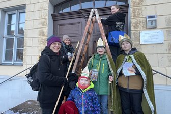 Sternsinger in Hainichen und Mittweida unterwegs: „Es spricht viele an“ - Die Sternsinger vor dem Rathaus in Hainichen.