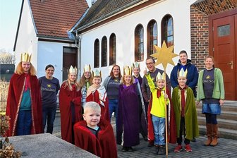 Sternsinger kommen in Hainichen auch wieder in die Wohnzimmer - Die Sternsinger vor der katholischen Kirche in Hainichen: Die Kostüme passen, die Kronen sind gerichtet. Ab 2. Januar sind die Gruppen in der Stadt und den Ortsteilen unterwegs.