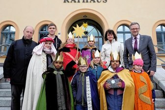 Sternsinger sammeln 800 Euro in Reichenbach - Die Sternsinger am Dienstag vorm Reichenbacher Rathaus. OB Raphael Kürzinger (rechts) empfing die Gruppe und dankte für den Segen, den sie für 2023 überbrachte. 