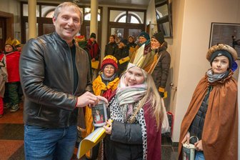Sternsinger sammeln in Rochlitzer Region tausende Euro für Kinder in Not - Die Sternsinger segneten zur Freude von OB Frank Dehne auch das Rochlitzer Rathaus.