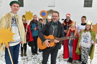 Sternsinger schwärmen im Freiberger Raum aus - Die Sternsinger der Katholischen Pfarrei St. Johannis der Evangelist in Freiberg bereiten sich auf ihre Fahrt vor, hier Anton Schreiber und Rolf Hoffmann (vorn, v.l.). Am Freitagabend steht ein Besuch in der Rehaklinik in Hetzdorf an.