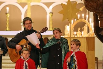 Sternsinger-Segen „to go“: Warum findet der Auftakt zum Dreikönigssingen in der evangelischen Kirche Callenberg statt? - Sebastian Krapp mit seinen Sternsingern Maximilian, Elisa und Vincent (von links).