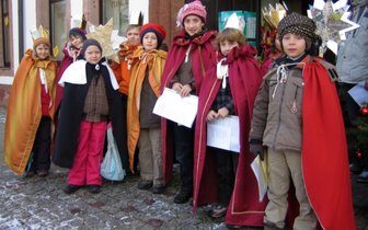 Sternsinger unter dem Leitwort "Kinder suchen Frieden" unterwegs - 
              <p class="artikelinhalt">Neun Mädchen und Jungen starteten am Sonnabend in Rochlitz ihre Sternsingermission. </p>
            