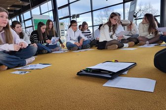 Sternstunde der Demokratie: Wie Reichenbacher Schüler auf Kretschmers Wahl reagiert haben - Demokratie-Unterricht dort, wo sie sich am sichtbarsten vollzieht. Die Reichenbacher Neuntklässler bei ihrem Parlamentsbesuch in Dresden. Aus dem geplanten Besuchsprogramm wurde allerdings nichts - und das war gut so.