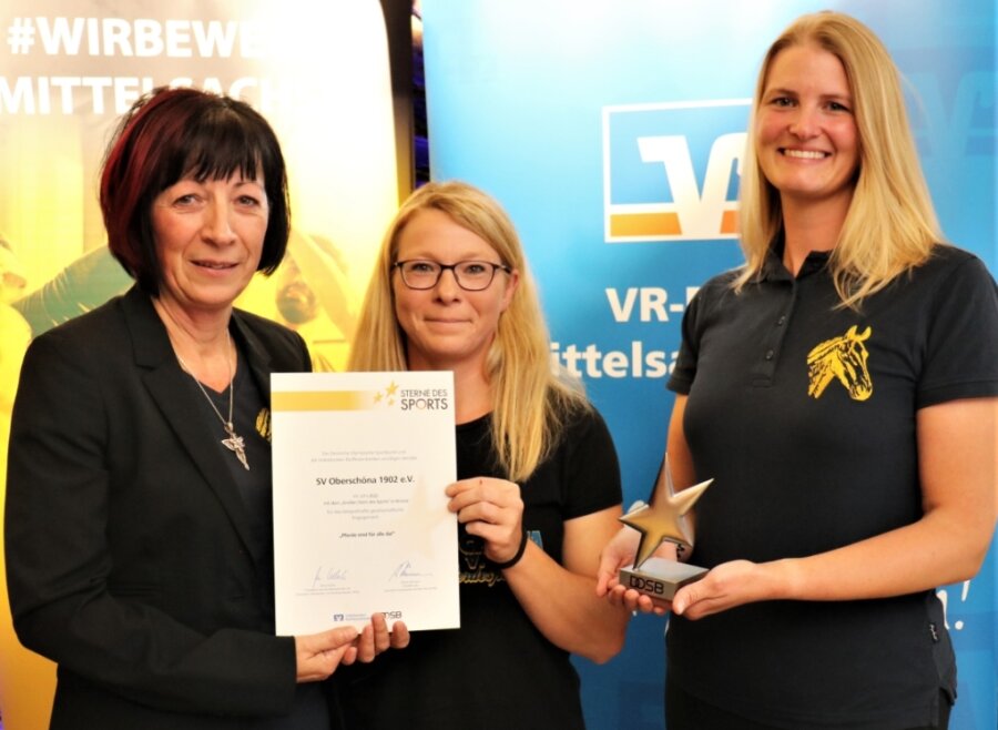Sternstunde für Pferdesportler aus Oberschöna - Sandra Weustink, Mandy Kieswalter und Sylvia Berndt (v. r.) vom SV Oberschöna freuten sich bei den "Sternen des Sports" in Bronze über den 1. Preis. 