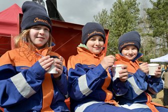 Sternwanderung führt zum Glückauf-Turm - Die Oelsnitzer Jugendfeuerwehr hatte auf frühlingshaftes Wetter für den Eisverkauf gehofft.