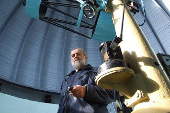 Sternwarte Hartha spricht über Gefahren aus dem All - Bei guter Sicht können Besucher bei Hans-Dieter Köhler durchs Spiegelteleskop Cassegrain Sterne beobachten.