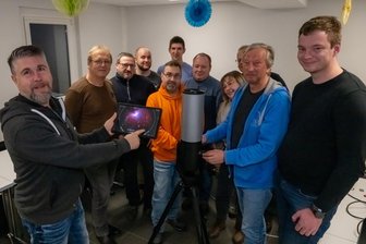 Sternwarte im Erzgebirge setzt auf neue Smart-Technik mit Wow-Effekt – Im August wartet besonderes Astro-Highlight - Mike Behnke (l.) zeigt in der Sternwarte Schneeberg die neue Smart-Teleskop-Technik.