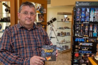 Sternwarte: Neue Saison läuft noch verhalten an - Olaf Graf, Leiter der Sternwarte Rodewisch, empfiehlt das Kinderprogramm über Fledermaus "Flappi".