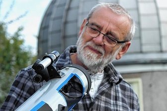 Sternwarte zeigt partielle Sonnenfinsternis - Hans-Dieter Köhler vom Verein Sternwarte zeigt ein Teleskop, das einen Blick auf das Innenleben zulässt, und wird Besucher am Sonnenteleskop einweisen.