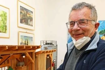 Österreicher kommt erneut nach Werdau - Der 73-jährige Bastler Alios Aigen-stuhler mit seinem Säge- und Hobelwerk.
