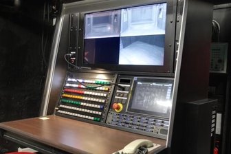 Steuer-Cockpit der Bühnenaufführung - Das neue Inspizientenpult auf der Seitenbühne. 