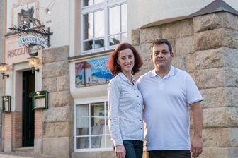 Steuer-Senkung in der Gastronomie: Dieses Lokal im Vogtland senkt tatsächlich die Preise - Monika und Vasilis Tzimopulos betreiben die „Taverna Vasilis“ seit 2017.
