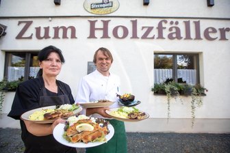 Steuerentlastung in der Gastronomie: Warum dieses vogtländische Lokal seine Preise (noch) nicht senkt - Kerstin Scholz und Enrico Todt vor der vogtländischen Gaststätte.