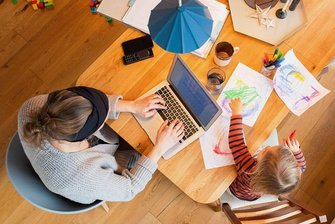 Steuererklärung wird in diesem Jahr erst Ende Oktober fällig - Dieses Szenario hat sich in den vergangenen Monaten in sehr vielen Haushalten abgespielt: Das Kind wird betreut, während Mutter oder Vater "nebenher" am Küchentisch ihrer Arbeit im Homeoffice nachgehen.