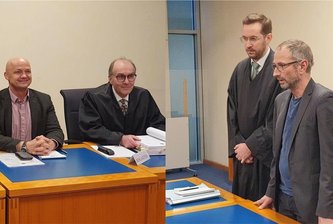 Oberlandesgericht: André Wendt (AfD) und Joachim Keiler (linke Seite) und die Repräsentanten der Seenotrettungsorganisation "Mission Lifeline" Rechtsanwalt Jonas Kahl und Vereinschef Axel Steier (rechte Seite).