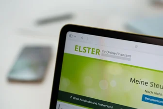Steuerklasse gewechselt: Wird Steuererklärung nun Pflicht? - An die Steuererklärung gedacht? Gerade, wenn sich an den beruflichen Verhältnissen eines Ehepaares etwas ändert, sollten es das auf dem Schirm haben.