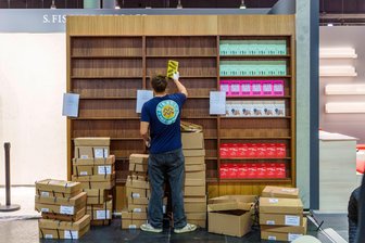 Steuern abgezogen? So holen Ferienjobber ihr Geld zurück - Erster Job, erste Steuerfrage: Arbeitgeber ziehen bei befristeten Ferienjobs oft Lohnsteuer ab. Mit der Steuererklärung gibt’s am Ende Klarheit – und oft eine Erstattung.