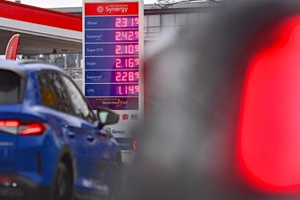 Steuersenkung für Diesel und Benzin: Lasten für die Allgemeinheit, Extremgewinne für die Ölindustrie - Spritpreise im April: Die Energiesteuersenkung mag Autofahrern kurzfristig Luft verschaffen, aber wichtige Gerechtigkeitsfragen bleiben nach der Entscheidung der Bundesregierung offen.