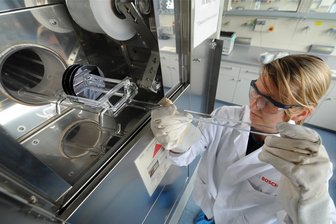 Steuervorteile für ausländische Fachkräfte – Starke Anreize nötig - Die Bosch-Auszubildende Jennifer Neuffer schiebt am im Bosch-Ausbildungszentrum Siliciumwafer in einen Diffusionsofen. Fachkräfte werden überall gesucht.