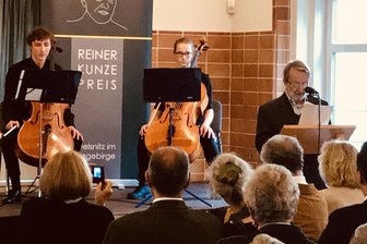 Stevan Tontic nimmt Poesie-Preis in Oelsnitz entgegen -