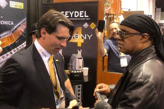 Stevie Wonder beehrt Klingenthaler Mundharmonika-Hersteller auf Messe -