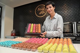 Stewardess erfüllt sich in Plauen ihren Bäckerei-Traum - Eigentlich ist Nicole Zeune Flugbegleiterin bei der Lufthansa. In Plauen hat sich die die 46-Jährige nun ihren Traum von einer eigenen Macaraon-Manufaktur erfüllt.