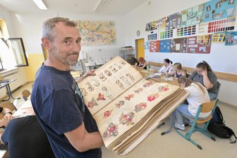 Stickerei in Eibenstock: Wie bringt man Clara Angermann jungen Leuten nahe? - Bei Kunstlehrer Thomas Helm bekamen die Schüler der Eibenstocker Oberschule einen Einblick in die Stickereiindustrie in früheren Zeiten in Eibenstock.