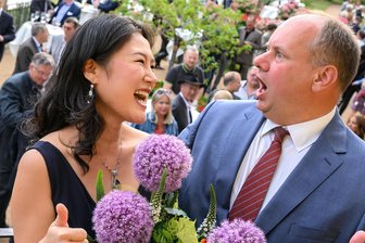 Stieß Dresdens OB seine Ex die Treppe hinunter? Diesen Deal bietet ihm der Staatsanwalt an - Zeigten sich im Wahlkampf im Juli 2022 noch öffentlichkeitswirksam als ein Herz und eine Seele: Der Dresdner OB Dirk Hilbert (FDP) und seine Ehefrau, die Chemnitzer Opernsängerin Su Yeon. 